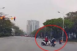 Thấy thanh niên phóng xe máy vượt đèn đỏ phi tới, 2 tài xế đứng im tránh đại họa vẫn bị tông