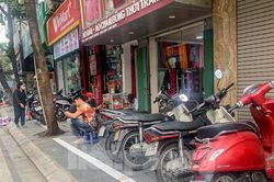 Vạch kẻ đường chia đôi vỉa hè Hà Nội, phần dành cho người đi bộ chỉ rộng 'một viên gạch'