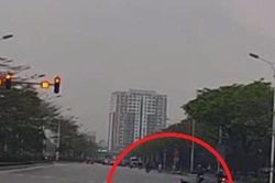 Clip: Thấy 'quái xế' phóng xe máy vượt đèn đỏ phi tới, 2 tài xế đứng im tránh đại họa vẫn bị tông