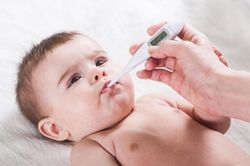 Những sai lầm cha mẹ thường mắc phải khi hạ sốt cho trẻ