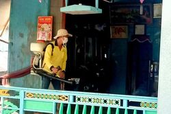 Trung tâm Y tế huyện Hồng Ngự phun xịt hóa chất dập dịch sốt xuất huyết