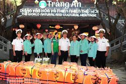 Trao tặng hơn 500 áo phao cứu sinh cho các bến thuyền tại các khu, điểm du lịch