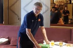 HLV Troussier đón sinh nhật đặc biệt cùng U23 Việt Nam