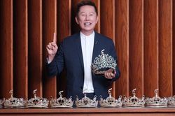Sau cuộc 'khẩu chiến' với fans sắc đẹp Việt, Chủ tịch 'Hoa hậu Hòa bình quốc tế' nói gì khi đến Việt Nam?