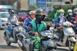 Người Hà Nội kín mít như 'ninja' dưới cái nắng đầu mùa