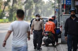 Hà Nội: Kẻ vạch vỉa hè, người đi bộ 'đối đầu' với gốc cây, bốt điện