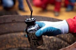 Giá xăng dầu hôm nay (23-3): Trái chiều