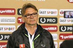 HLV Philippe Troussier: 'Trọng tài không mắc sai lầm ở hai tình huống rút thẻ đỏ'