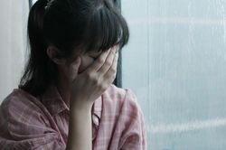 Bạn trai cũ tai nạn qua đời, cô gái bị ép giữ thai