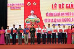 Trường Quân sự BTL Thủ đô Hà Nội bế giảng lớp bồi dưỡng kiến thức QPAN đối tượng 3: 100% học viên đạt khá, giỏi