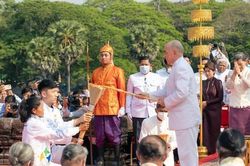 VĐV điền kinh Nguyễn Thị Huyền rước đuốc SEA Games 32 tại Hà Nội