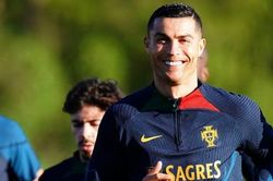 Ronaldo lại chê bai MU, tuyên bố sốc về Saudi League