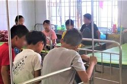 Vụ hàng chục học sinh nhập viện sau khi nhận bóng bay: Nhóm người lạ nói tiếng Anh