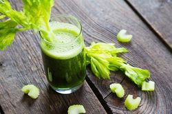 Ai không nên uống nước ép cần tây?
