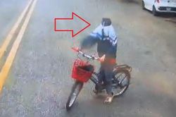 Thót tim xem clip cháu bé vừa đi xe đạp vừa chơi ú òa trước đầu ô tô