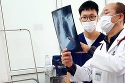 Viêm màng não sau 9 ngày ăn tiết canh ngan