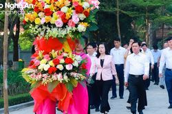 Bộ trưởng Bộ Y tế Đào Hồng Lan dâng hoa, dâng hương tại Khu Di tích Kim Liên