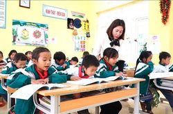 Giúp học sinh vùng cao mở cánh cửa ra thế giới