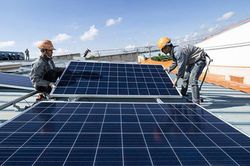Bộ Công Thương yêu cầu đàm phán giá điện gió, mặt trời chuyển tiếp trước 31/3