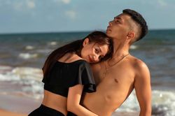 Phan Hiển ngậm ngùi không có tiền mua quà tặng sinh nhật vợ, lý do xuất phát từ 'nóc nhà'