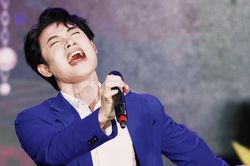 Khuôn mặt lấm lem của Trúc Nhân khi hăng say biểu diễn: Hát bằng cả tính mạng là có thật!