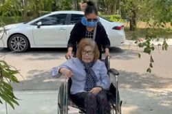 NSƯT Diệu Hiền ngồi xe lăn vượt hơn 60km đến thăm mộ NSƯT Vũ Linh
