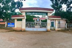Người lạ tiếp cận đưa cho học sinh thứ này rồi rời đi, hàng chục học sinh sau đó nhập viện khẩn