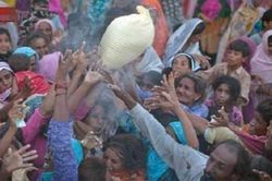 9 người thương vong khi giẫm đạp nhau giành bột mì miễn phí ở Pakistan