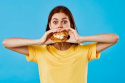 7 thủ phạm gây nổi mụn mùa hè - có loại được chị em đặc biệt yêu thích!