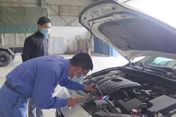 Nhiều thắc mắc về việc miễn đăng kiểm lần đầu ô tô mới, chủ xe dán tem kiểm định và nộp phí ra sao?