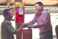 Bí thư Tỉnh ủy Trần Quốc Cường tặng quà gia đình chính sách huyện Mường Chà