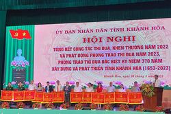 Nam A Bank Nha Trang đón nhận Cờ thi đua của UBND tỉnh