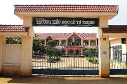 Nhận bóng bay từ người lạ, 31 học sinh bị ngộ độc