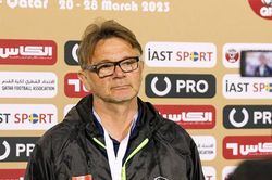 HLV Troussier nói gì về hai thẻ đỏ và trận thua đậm của U23 Việt Nam?