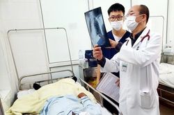 Hai người mắc liên cầu lợn nguy kịch sau khi ăn tiết canh ngan, thịt lợn ốm