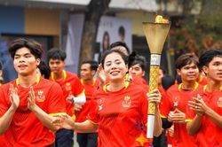 Vận động viên Việt Nam rước đuốc, hướng tới SEA Games 32