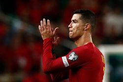 Ronaldo sút lên trời ở tư thế trống trải