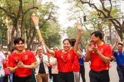 Ngọn đuốc SEA Games 32 được rước quanh khu vực hồ Hoàn Kiếm