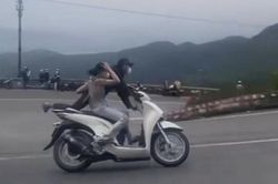 Khởi tố cặp vợ chồng lái xe máy 'diễn xiếc' trên đèo Hải Vân