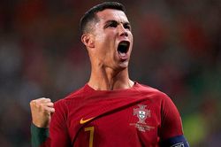 Ronaldo lập cú đúp, phá sâu kỷ lục thế giới khi Bồ Đào Nha thắng lớn trước 'nhược tiểu' châu Âu