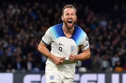 Giúp Anh trả nợ thành công Ý, Harry Kane vượt qua cựu thủ quân MU để đi vào lịch sử
