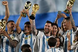 Ngạo nghễ Messi cùng đồng đội Argentina tái hiện khoảnh khắc vô địch thế giới