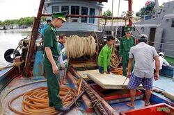 Bắt giữ tàu vận chuyển 20.000 lít dầu DO không rõ nguồn gốc
