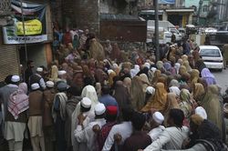 Pakistan: Hàng trăm người giẫm đạp giành bột mì miễn phí