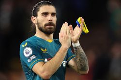 Barca nguy cơ mất tiền vệ tài năng