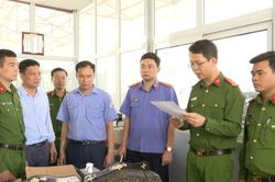 Tạm giữ hình sự một nhân viên trung tâm đăng kiểm tại Lai Châu