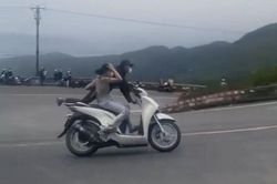Khởi tố cặp vợ chồng làm 'xiếc xe máy' trên đèo Hải Vân