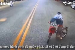 Tài xế chết lặng vì cậu bé lấy áo trùm kín mặt đạp xe ra giữa đường