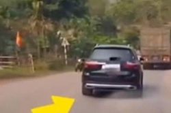 Clip: Phạm sai lầm đáng sợ, tài xế lái ô tô Mercedes xử lý cực nhanh tránh họa thảm khốc