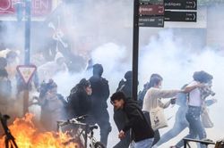 Pháp: Biểu tình phản đối cải cách của ông Macron biến thành bạo lực